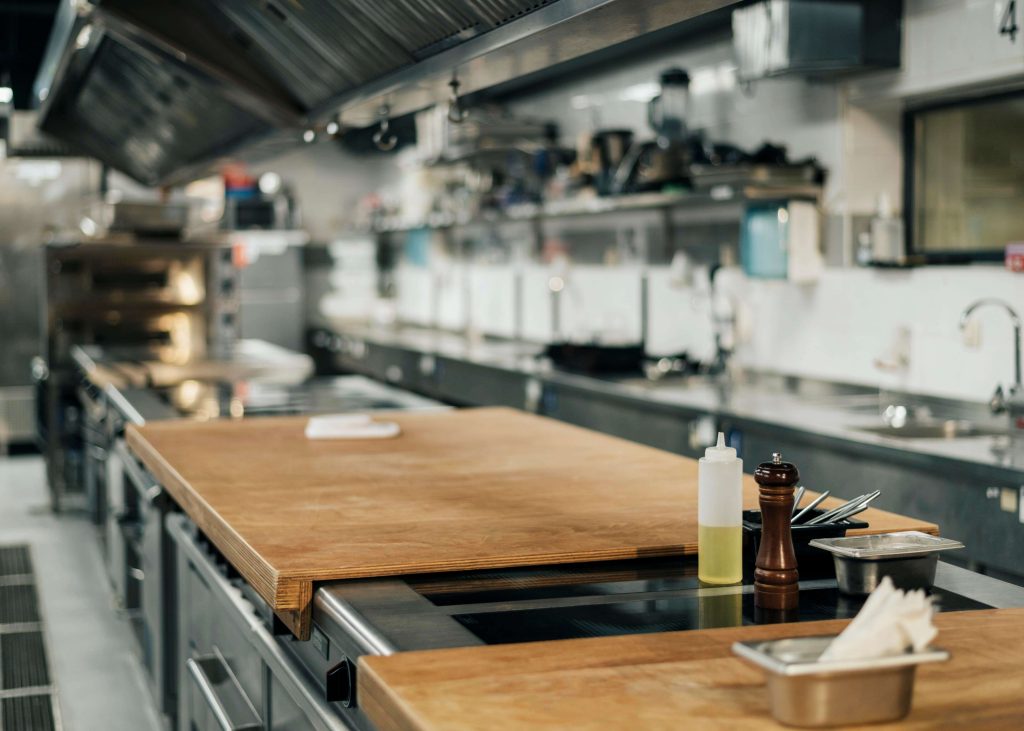 Professionele keuken met werkblad en kookapparatuur